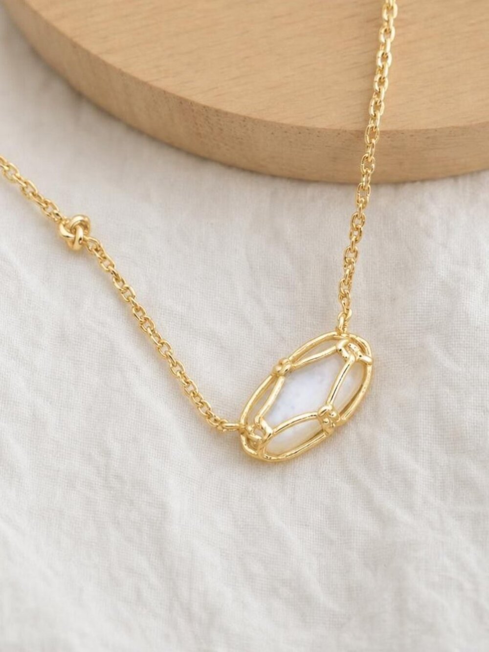 Kendra Scott Elisa Lattice Frame Gold Pendant Necklace - Picture 2 of 2